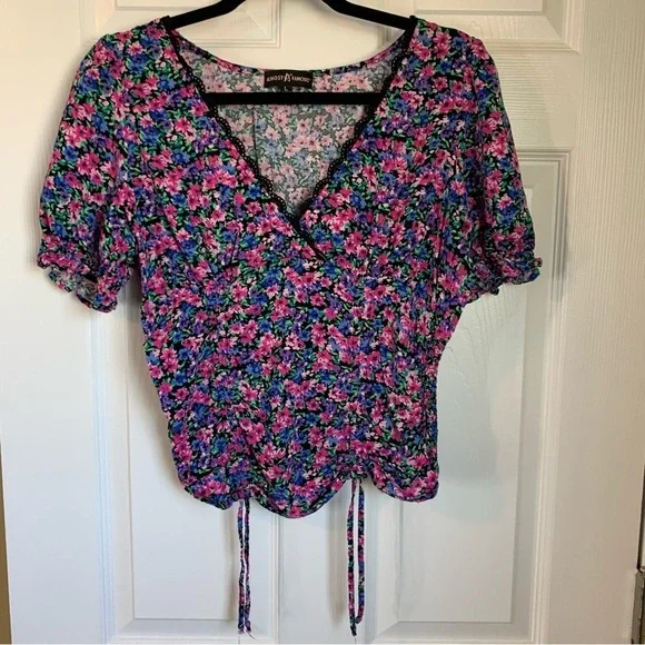 Almost Famous Floral Cinched V Neck Top, size L - Picture 7 of 7